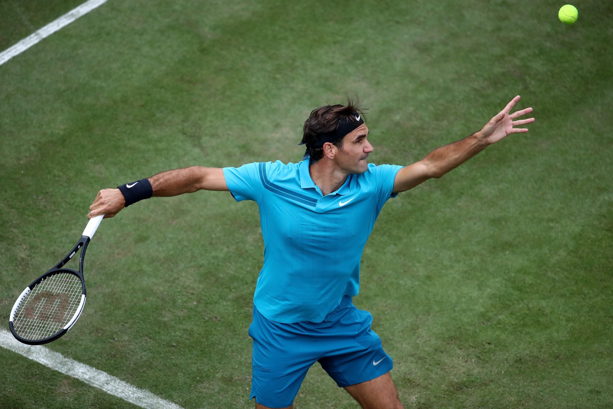 Federer Makes Winning Start to Grass Court Season in Stuttgart